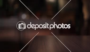 Karanlık bira bir cam içine döktü