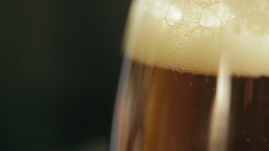 Bardakta bira kabarcıkları