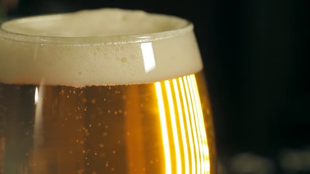 Bulles de bière dans un verre — Video