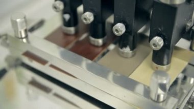 Kumaş veya deri kalitesini kontrol etmek için bir aygıt