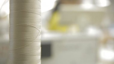 İş parçacığı bir dikiş makinesi üzerinde skein.