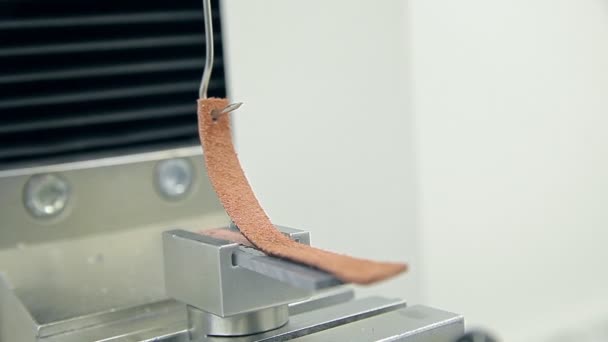 Un dispositif pour vérifier la qualité du tissu ou du cuir — Video