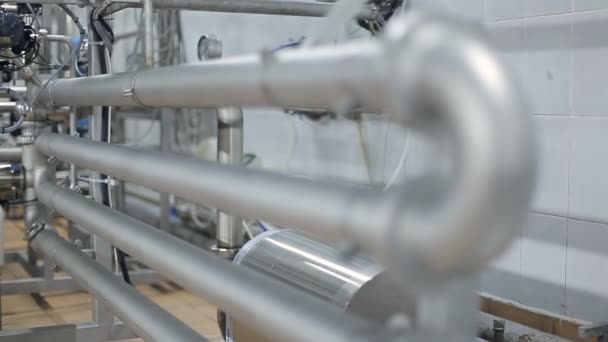 Potrubí na továrnu na výrobu piva — Stock video
