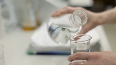 Bir teknisyen su kalitesini kontrol ediyor