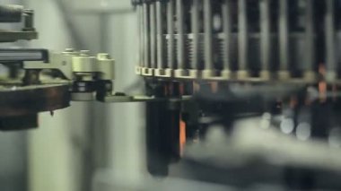 Plastik şişe üretimi için bir makine