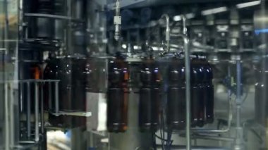 Plastik şişe üretimi için bir makine