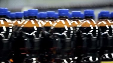 Şişeler Bant konveyör üzerinde hareket ediyor