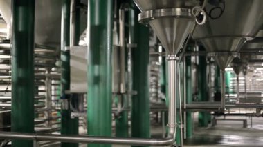 Bir bira fabrikasında boruları