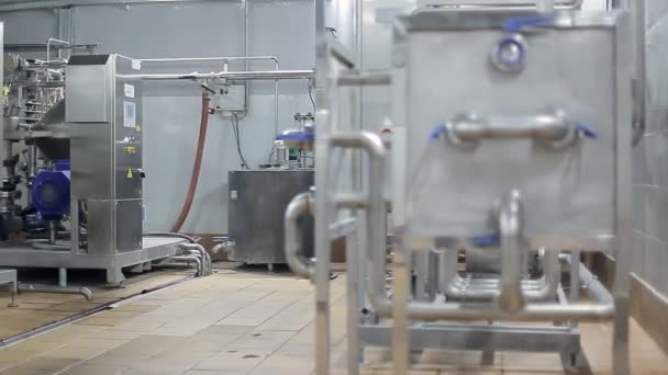 Tubos em uma fábrica de cerveja — Vídeo de Stock