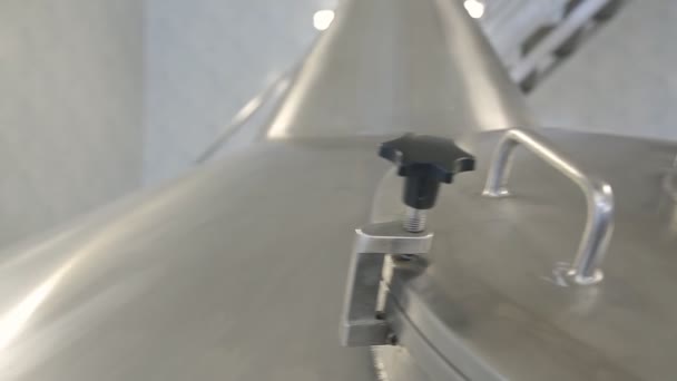 En tekniker öppnar ett tankfartyg öl — Stockvideo