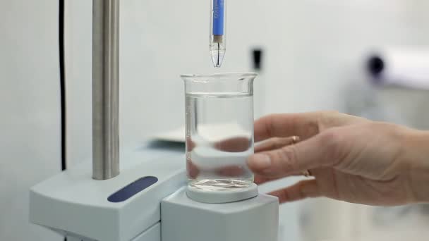En tekniker kontrollerar kvaliteten på vatten — Stockvideo