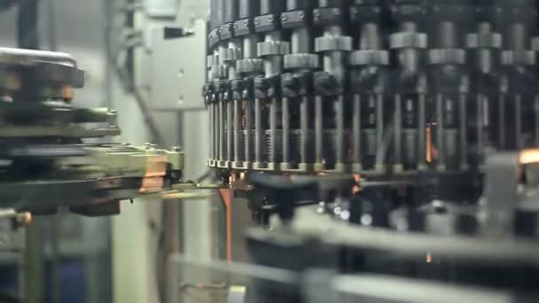 Uma máquina para a produção de garrafas de plástico — Vídeo de Stock