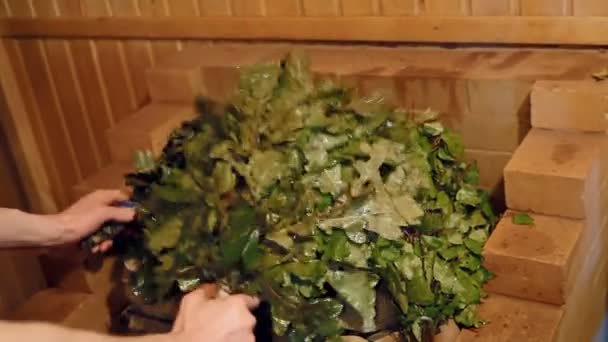 A bath attendant is preparing brooms — Stock Video