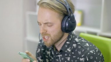 Genç bir adam müzik