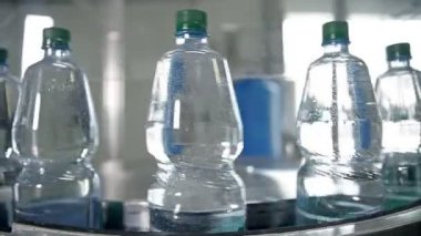 Şişe maden suyu şişeleme için bir satır