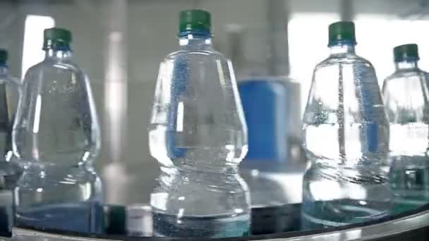 Una línea para embotellar agua mineral en botellas — Vídeo de stock