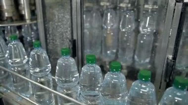 Şişe maden suyu şişeleme için bir satır