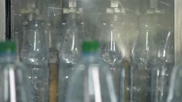 一条线为进瓶的瓶装矿泉水 — 图库视频影像