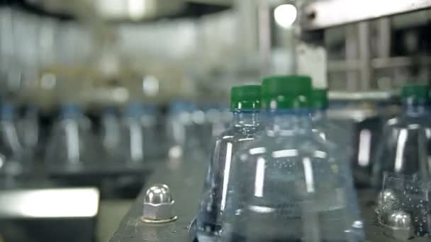 Tillverkning och fyller plastflaskor med dricksvatten — Stockvideo