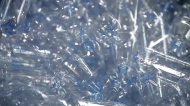 Boş plastik şişe su için konveyör üzerinde hareket ediyor