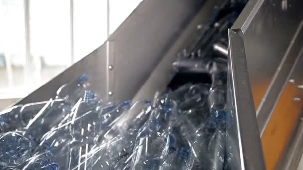 Leere Plastikflaschen für Wasser bewegen sich auf dem Förderband — Stockvideo