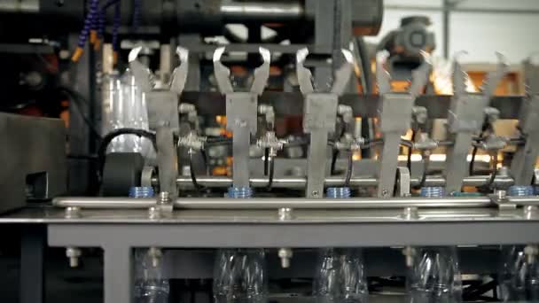 Une fabrication de bouteilles en plastique pour l'eau — Video