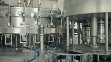 Dönen makine şişe taşıma ve su dökme