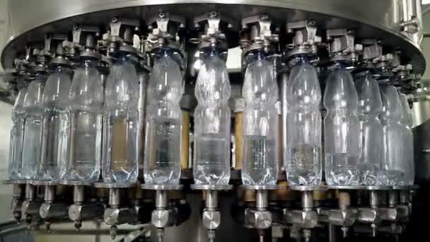 La máquina está vertiendo agua mineral en botellas — Vídeo de stock