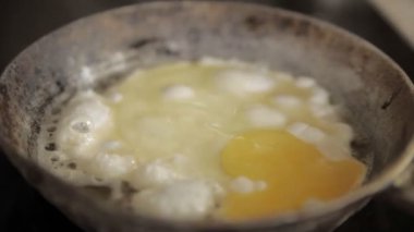 Eski bir tavada kızartılmış omlet