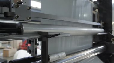 Bir fabrika üzerinde dönen milleri