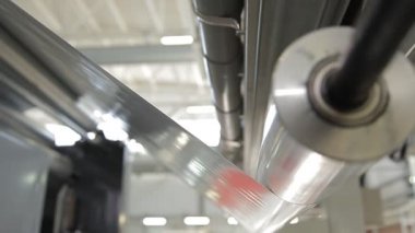 Bir fabrika üzerinde dönen milleri