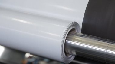 Bir fabrika üzerinde dönen milleri