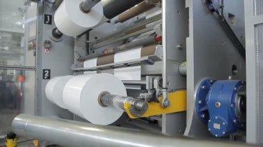 Bir fabrika üzerinde dönen milleri