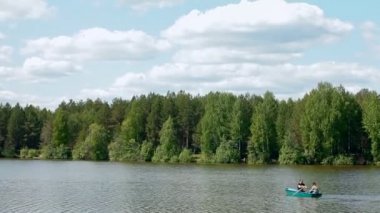 Geniş bir Nehri üzerinde bir tekne yüzen