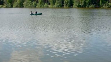 Geniş bir Nehri üzerinde bir tekne yüzen