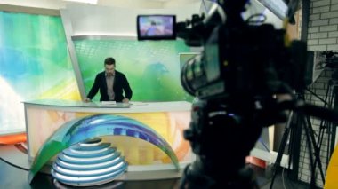 Bir haber anchorman yayına hazırlanıyor