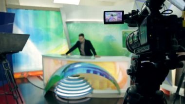 Bir haber anchorman yayına hazırlanıyor