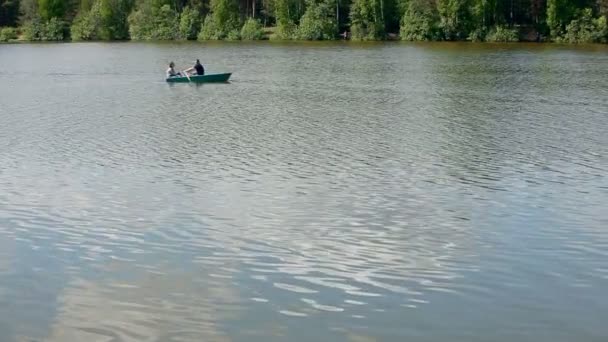 Un barco flota en un río ancho — Vídeos de Stock