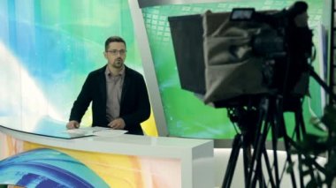 Bir haber anchorman bir program yürütüyor