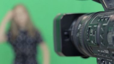 Bir kız yeşil bir arka plan programı kayıt