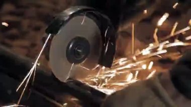 Karanlık bir bodrum katında bir değirmeni ile çalışmak