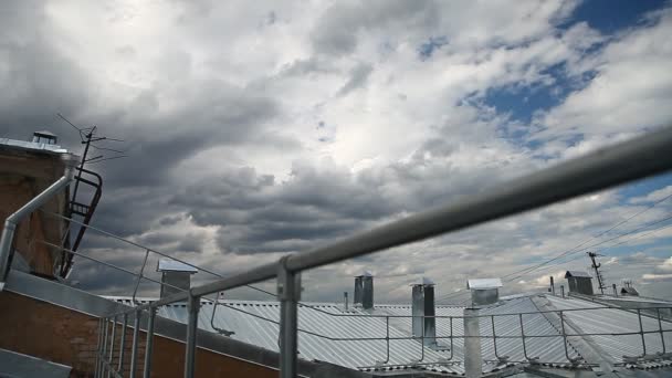 Nuvens estão flutuando sobre os telhados da casa — Vídeo de Stock