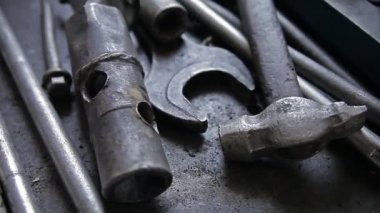 Eski metal onarım araçları kümesi