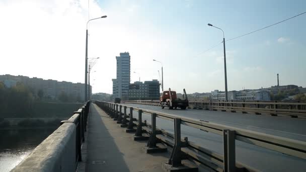 Een typische brug over de rivier in Rusland — Stockvideo