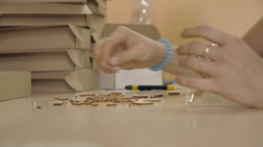 Bir kadın öğeleri kontrplak bir pakette toplar