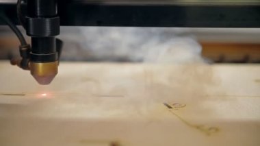 Bir makine için bir lazer ile kesim kontrplak