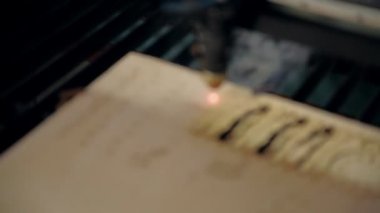 Bir makine için bir lazer ile kesim kontrplak