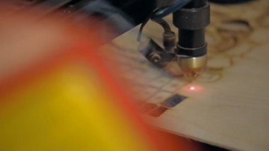 Bir makine için bir lazer ile kesim kontrplak