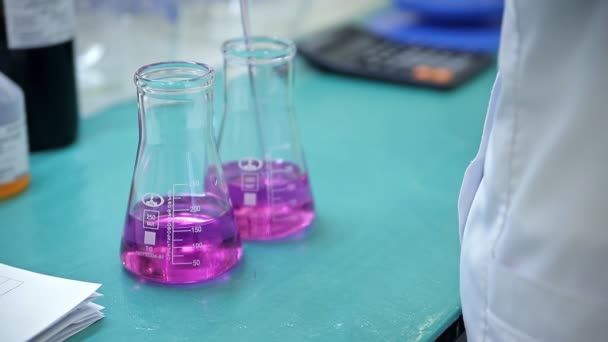 Análise química de um líquido rosa — Vídeo de Stock