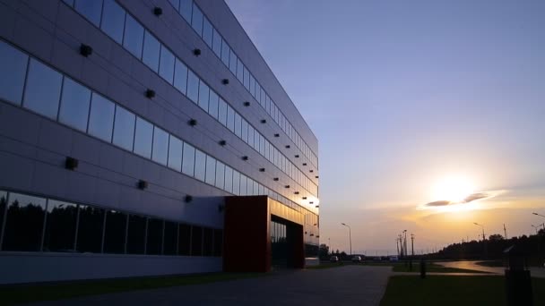 Een grote industriële gebouw bij zonsondergang — Stockvideo